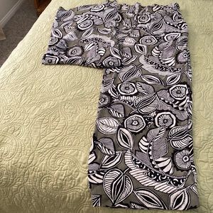 In excellent like new condition Loft size 8 straight wide legs washable pant